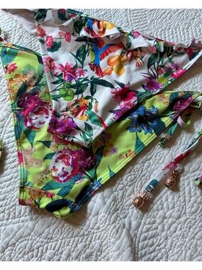 Bundle of 2 bikini bottoms